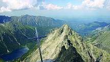 Rysy. Hora v Tatrách, která ležící na slovensko-polské státní hranici. Má tři vrcholy, dva leží na Slovensku a jeden v Polsku.