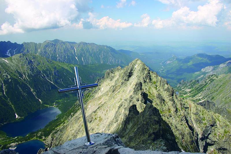 Rysy. Hora v Tatrách, která ležící na slovensko-polské státní hranici. Má tři vrcholy, dva leží na Slovensku a jeden v Polsku.