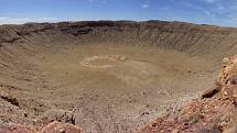 Kráter v v poušti v americké Arizoně.
