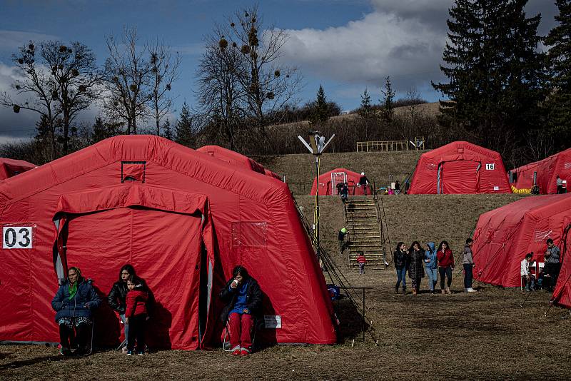 V areálu Záchranné brigády Hasičského a záchranného sboru (HaZZ) vznikl dočasný nouzový tábor, který je připravený pro lidi z Ukrajiny, 28. února 2022 v Humenném.
