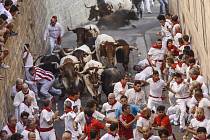 Zranění nejméně 13 osob si dnes vyžádal první z osmi běhů s býky, které se konají v rámci tradičních oslav svátku svatého Fermína v severošpanělské Pamploně.