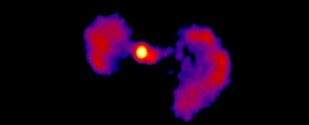 Galaxie  TXS 0128 + 554, která připomíná proslulou vesmírnou stíhačku z Hvězdných válek