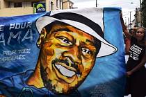 Ve Francii se protesty pojí se jménem černocha Adamy Traorého, který zemřel před čtyřmi lety po podobném policejním zákroku, jakému byl podroben George Floyd