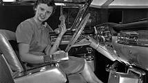 Sue Vanderbilt v Cadillacu Eldorado Seville "Baroness" 1958, připraveném speciálně pro Feminine Auto Show.Sue Vanderbilt předvádí zabudovaný telefon a poznámkový blok.