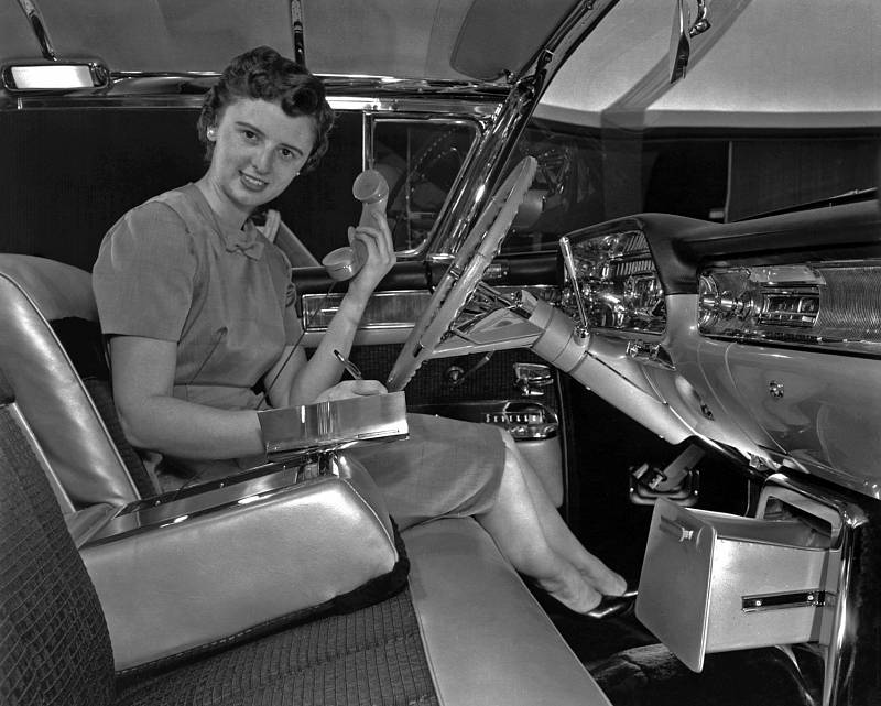 Sue Vanderbilt v Cadillacu Eldorado Seville "Baroness" 1958, připraveném speciálně pro Feminine Auto Show.Sue Vanderbilt předvádí zabudovaný telefon a poznámkový blok.