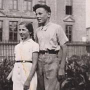 Eva Grossmannová a Zdeněk Stárek v zahradě, kde se za války skrývala (rok 1945). Zdeněk byl jeden z mála, kdo o Evině skrývání věděl a nosil jí knížky, aby nebyla celý den sama.