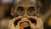 Kobe Bryant líbá svou zlatou olympijskou medaili.