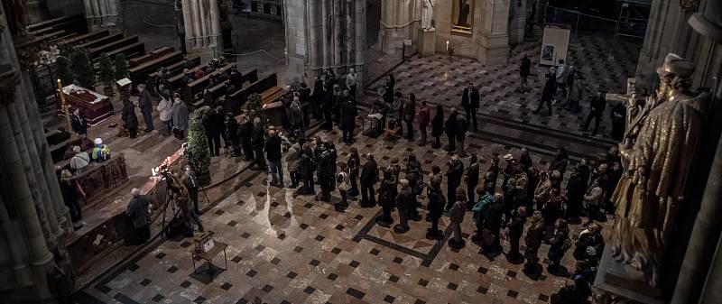 Lidé se přicházeli rozloučit se zesnulým kardinálem Miloslavem Vlkem 23. března do katedrály sv. Víta v Praze.