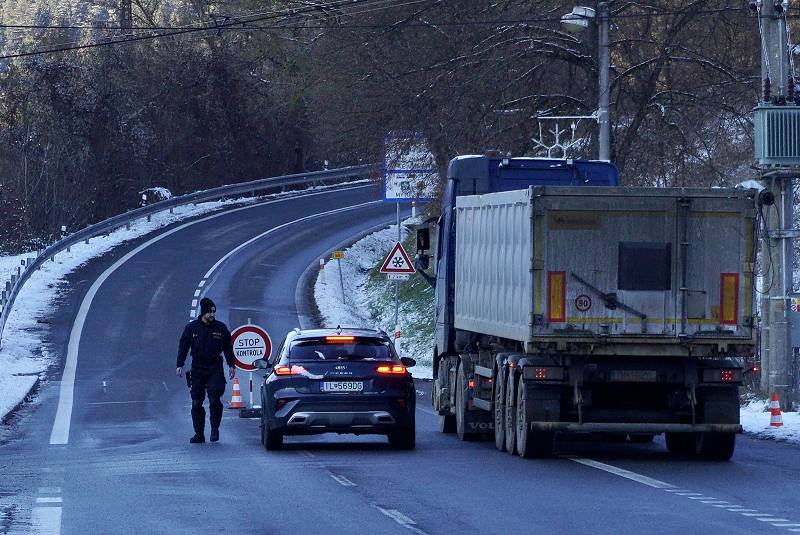 Bývalý hraniční přechod Brumov-Bylnice na Zlínsku. České obyvatele osady Sidonie čtvrt roku při cestě autem do města kontrolovali policisté. Zhruba dvě stě lidí totiž bydlí až za přechodem. Syrští migranti to zkoušeli i lesem.