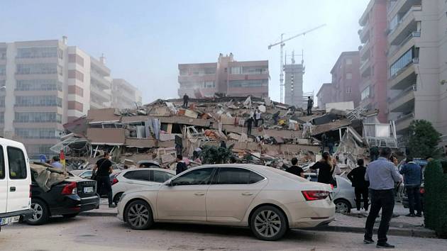 Budova ve městě Izmir zřícená během zemětřesení