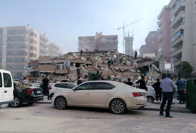 Budova ve městě Izmir zřícená během zemětřesení