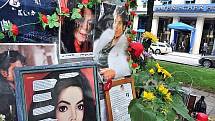 Fanoušci po celém světě si dnes připomínali první výročí smrti Michaela Jacksona. V Tokiu, Hongkongu i Los Angeles lidé pokládali květiny na pamětní místa a zapalovali svíčky, na mnoha místech se tančilo.