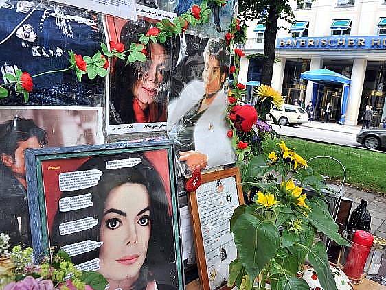 Fanoušci po celém světě si dnes připomínali první výročí smrti Michaela Jacksona. V Tokiu, Hongkongu i Los Angeles lidé pokládali květiny na pamětní místa a zapalovali svíčky, na mnoha místech se tančilo.