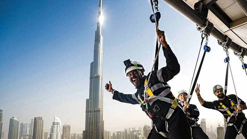 Jen pro odvážné. Hlavním lákadlem atrakce Sky Views Dubai je procházka po římse 52. patra mrakodrapu. Lidé se pohybují otevřeným prostorem upevněni na pouze lanech, na vyhlídce se nenachází žádné zábradlí ani jiná zábrana..