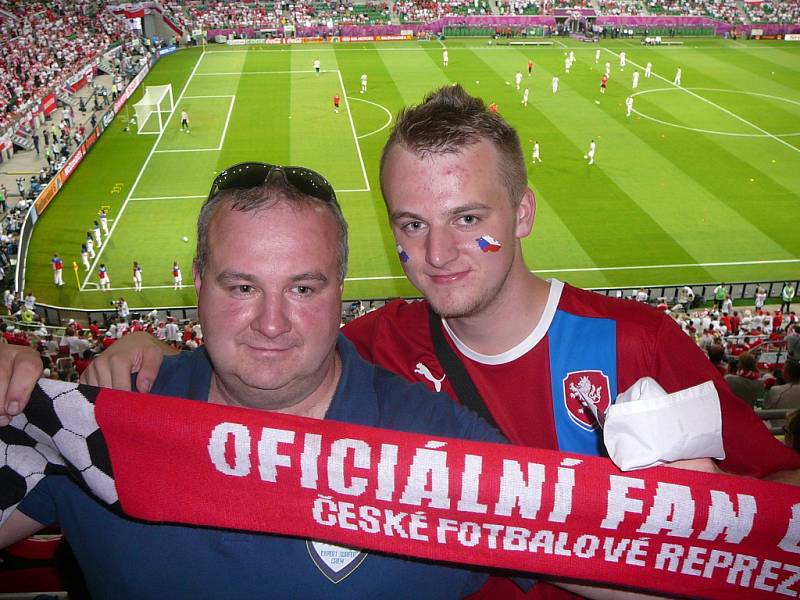 Třetí vítěz společné soutěže Oficiálního fanclubu české reprezentace a Deníku „Fandím nároďáku!“ Daniel Javorský a jeho otec Petr Javorský cestovali na Euro na rozhodující zápas českých fotbalistů s Polskem.