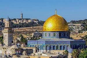 Muslimská mešita al-Aksá v Jeruzalémě. Zlatá kopule dominuje celému městu, v němž se mísí tři hlavní náboženství. Pro židy a křesťany je pak celý areál známý jako Chrámová hora