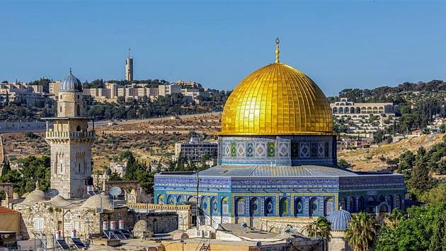 Muslimská mešita al-Aksá v Jeruzalémě. Zlatá kopule dominuje celému městu, v němž se mísí tři hlavní náboženství. Pro židy a křesťany je pak celý areál známý jako Chrámová hora