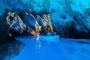 Jeskyně Biševo v Chorvatsku není příliš velká, nabízí však impozantní podívanou.