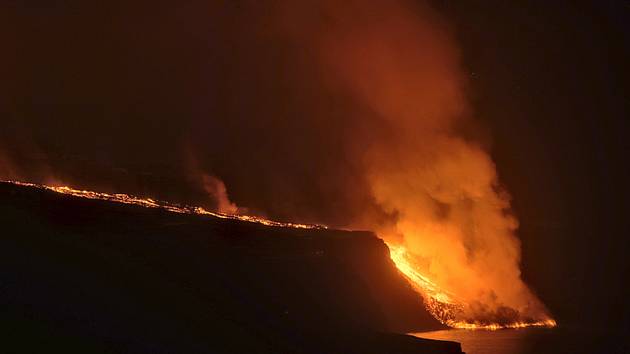 Láva ze sopky Cumbre Vieja se dostává do moře na španělském ostrově La Palma 29. září 2021