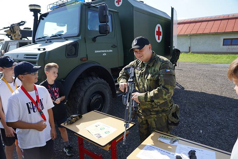 Příprava občanů k obraně státu. Vojáci ukázali školákům v Lednici na Břeclavsku boj zblízka, využití ochranné masky a chemického obleku nebo první pomoc. Součástí vzdělávacího programu POKOS byla i prohlídka vojenské techniky a seznámení s činností armády