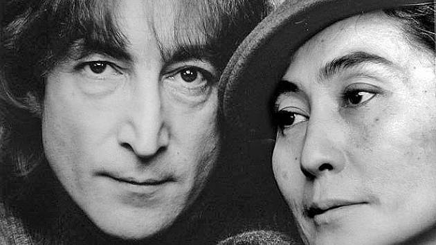John Lennon s manželkou Yoko Ono v roce 1980. Ve stejném roce byl Lennon zavražděn.
