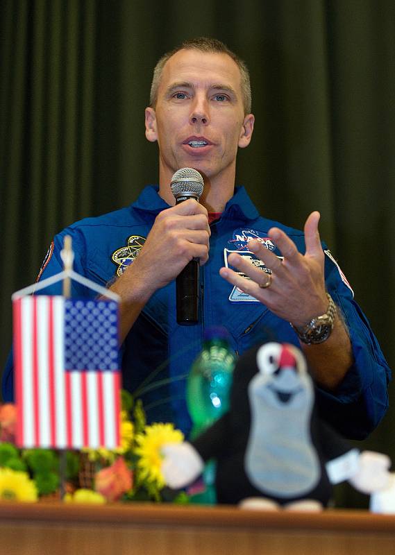 Americký astronaut Andrew Feustel, který při letu raketoplánu do vesmíru s sebou vezl postavičku Krtečka, navštívil v pátek 5. srpna 2011 Zlín. O své cestě na oběžnou dráhu tenkrát vyprávěl před zaplněnou aulou Univerzity Tomáše Bati.