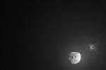 Snímek pořízený satelitem LICIACube Italské vesmírné agentury několik minut po záměrné kolizi mise NASA DART s asteroidem Dimorfos, zachycený 26. září 2022