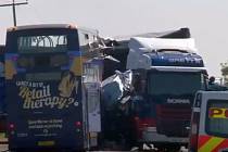 Srážka autobusu s kamionem si vyžádala zatím dva lidské životy