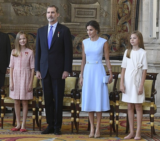 Španělská královská rodina - král Filip VI., jeho manželka Letizia (její příběh se podobal tomu Kate Middletonové, nemá totiž šlechtický původ, byla novinářkou), a jejich dcery - starší Leonor je následnicí trůnu.