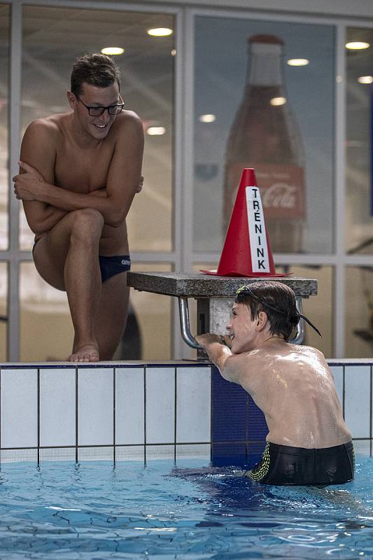 Trénink s plavcem Janem Mickou v pražském Podolí