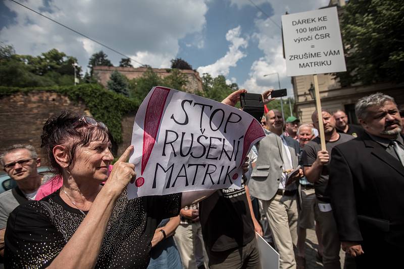 Na dvě desítky lidí protestovaly před Úřadem vlády proti návrhu na rušení matrik. Zároveň demonstrovaly za to, aby údaje o majetku komunálních politiků byly automaticky a veřejně dostupné.