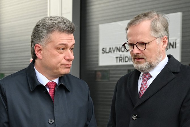 Premiér Petr Fiala (vpravo) má kauzu ministra spravedlnosti Pavla Blažka (vlevo) za uzavřenou. Ilustrační snímek