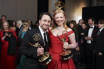 Kieran Culkin a Sarah Snooková si v Los Angeles převzali sošku na 75. předávání cen Emmy Trophy Table pro vynikající hlavní herce v dramatickém seriálu Boj o moc