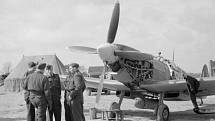 Stíhací letoun Spitfire Spitfire LF Mk. IX 313. stíhací perutě během údržby na základně