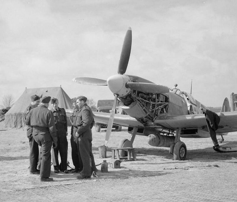 Stíhací letoun Spitfire Spitfire LF Mk. IX 313. stíhací perutě během údržby na základně