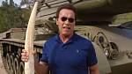 Hollywoodský herec Arnold Schwarzenegger, který se proslavil mimo jiné rolí kyborga Terminátora, se znovu vydal do boje