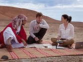 LOSOSI V JEMENU. Sheikh Muhammed, Ewan McGregor a Emily Blunt jako tři spiklenci plánující uprostřed pouště rybářskou novinku pro místní domorodce…