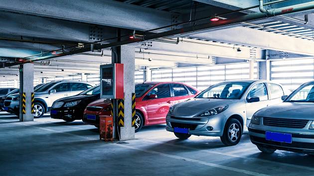 Zatímco majitelé elektromobilů mohou beztrestně zaparkovat v libovolném parkovacím domě, tak lidem, kteří vlastní vůz na „plyn“ je toto kryté stání prakticky zapovězeno. 