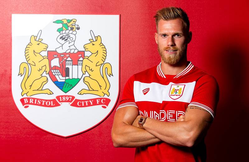 Tomáš Kalas pózuje na stadionu v Bristolu, kde v dresu City stráví ročník 2018/19.