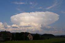 Typický bouřkový mrak cumulonimbus s takzvanou kovadlinou na vrcholu.