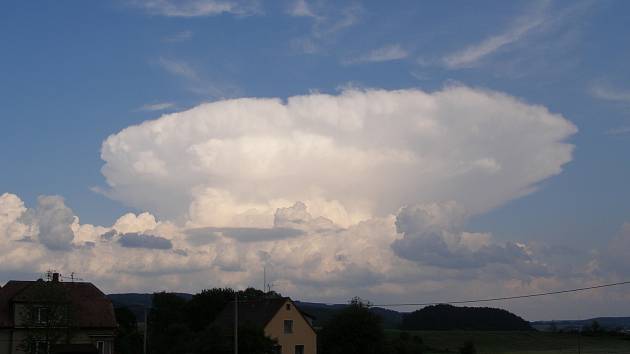 Typický bouřkový mrak cumulonimbus s takzvanou kovadlinou na vrcholu.