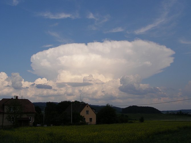Typický bouřkový mrak cumulonimbus s takzvanou kovadlinou na vrcholu.