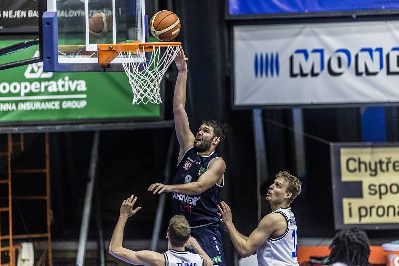 Momentka z utkání basketbalové Kooperativa NBL mezi USK Praha a Děčínem.