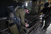 Izraelští vojáci ve výrobně raket palestinského hnutí Hamás v centru Gazy