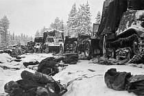 Zničená sovětská vojenská kolona na silnici Raate