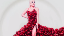  Lady Gaga se objevuje už v druhých šatech za granátového jablka