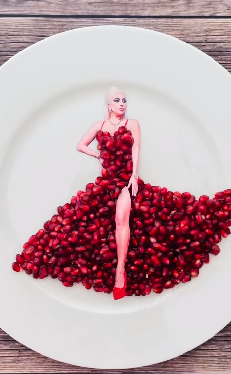  Lady Gaga se objevuje už v druhých šatech za granátového jablka
