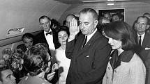 V AIR FORCE ONE.  L. B. Johnson přísahá 22. 11. 1963 při letu  z Dallasu nad  rakví zavražděného J. F. Kennedyho. 
