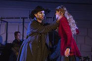 Herci Daniel Bambas a Lilian Fischerová jako Cyrano a Roxana