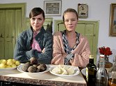 Herečky Kateřina Winterová a Linda Rybová (zleva) natáčí nový pořad České televize Herbář.
